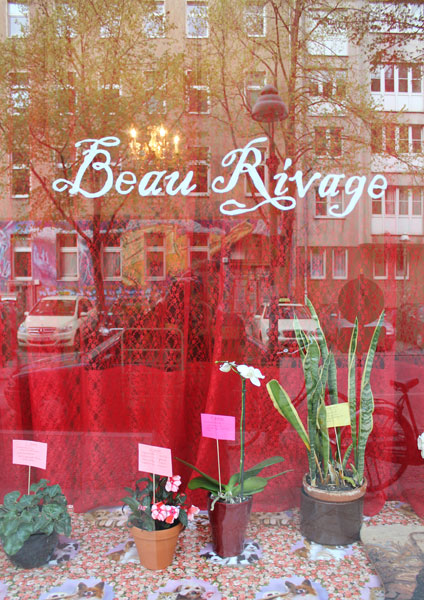 Beau Rivage Künstlerblumenladen Galerie Crystal Ball Berlin